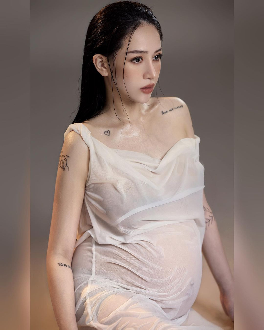 Joyce Phạm đầu tư nhiều kiểu trang phục gợi cảm khoe bụng bầu. Ảnh sử dụng trong bài: Instagram nhân vật