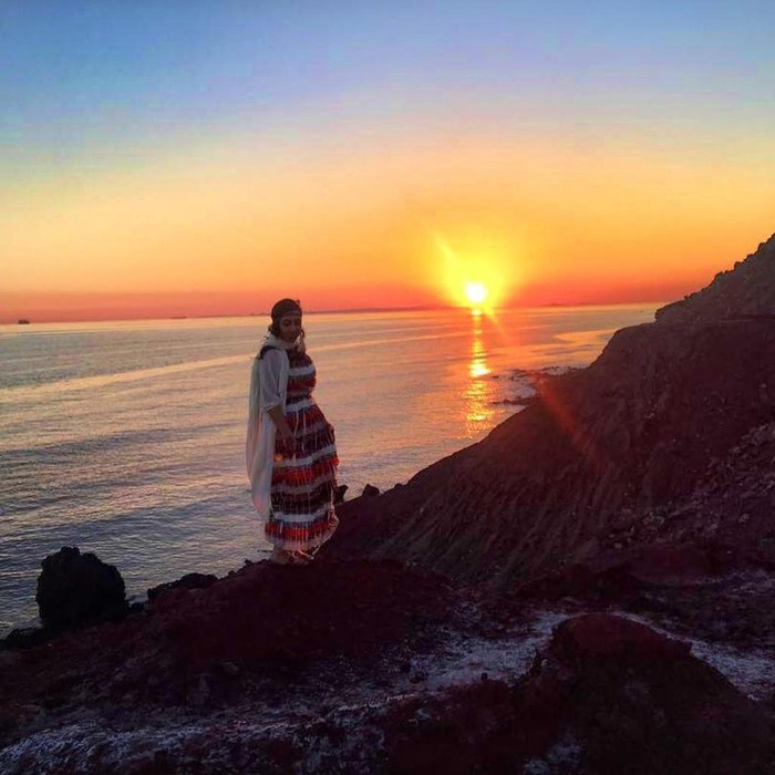 Đi dọc bờ biển, bạn còn có thể bắt gặp những vùng cát lấp lánh được tạo ra bởi các hợp chất kim loại. Khung cảnh trở nên mê hoặc hơn lúc hoàng hôn hoặc bình minh. Nhiều du khách đã cắm trại bên bờ biển để kịp check-in khoảnh khắc đẹp nhất trong ngày ở đây. Ảnh: Shaqqayeqq.