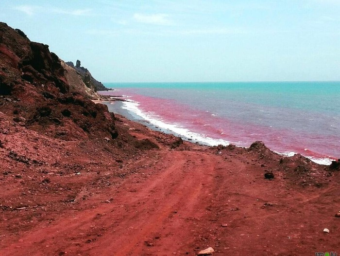 Lý giải hiện tượng thú vị này, các nhà khoa học giải thích màu đỏ ở vùng biển Hormuz được tạo ra bởi khoáng chất Gelack chảy ra từ ngọn núi giàu đất oxit đỏ gần đó. Gelack không chỉ có giá trị trong công nghiệp mà còn được người dân bản địa sử dụng như một loại gia vị thường ngày. Ảnh: Peyman_parvaneh_photos.