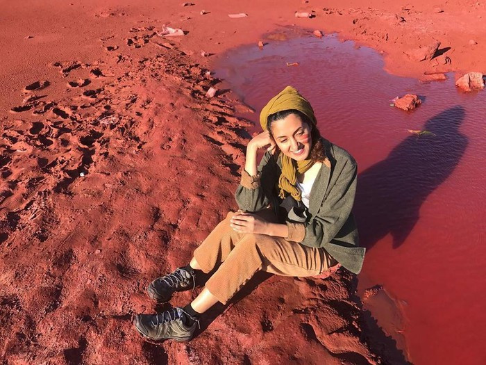 Gelack chảy ra biển khiến các vùng đất mà nó đi qua cũng nhuốm đỏ, tạo nên cảnh quan bắt mắt. Đất đỏ của Hormuz có giá trị kinh tế cao, từng xuất khẩu để sử dụng trong các ngành công nghiệp như nhuộm, mỹ phẩm, thủy tinh và gốm sứ. Tuy nhiên, việc xuất khẩu bị hạn chế hơn nhằm ngăn chặn sự cạn kiệt của nguồn tài nguyên này. Ảnh: Ziga_fani.