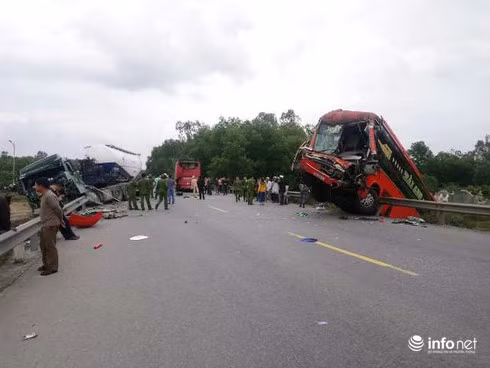 Xe bon va xe khach dam nhau kinh hoang tren QL1A, 4 nguoi nhap vien