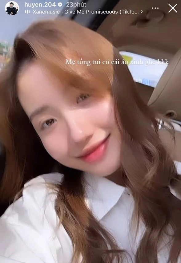 Qua những câu chuyện, những tấm hình được cô nàng chia sẻ, có thể thấy, Huyền 2k4 rất được lòng bố mẹ chồng. Trong dịp Tết vừa qua, lần đầu tiên về làm dâu, cô nàng đã được bố mẹ chồng lì xì khủng.