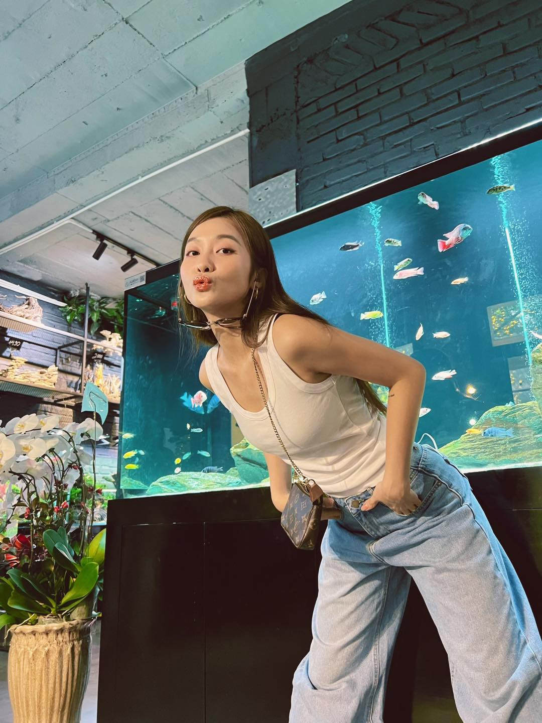 Trước khi thay đổi phong cách thời trang, Khả Ngân từng có khoảng thời gian để lộ nhiều dấu hiệu không ổn định về tâm lý. Trên mạng xã hội, nữ diễn viên liên tục đăng tải những bài viết có nội dung buồn bã.