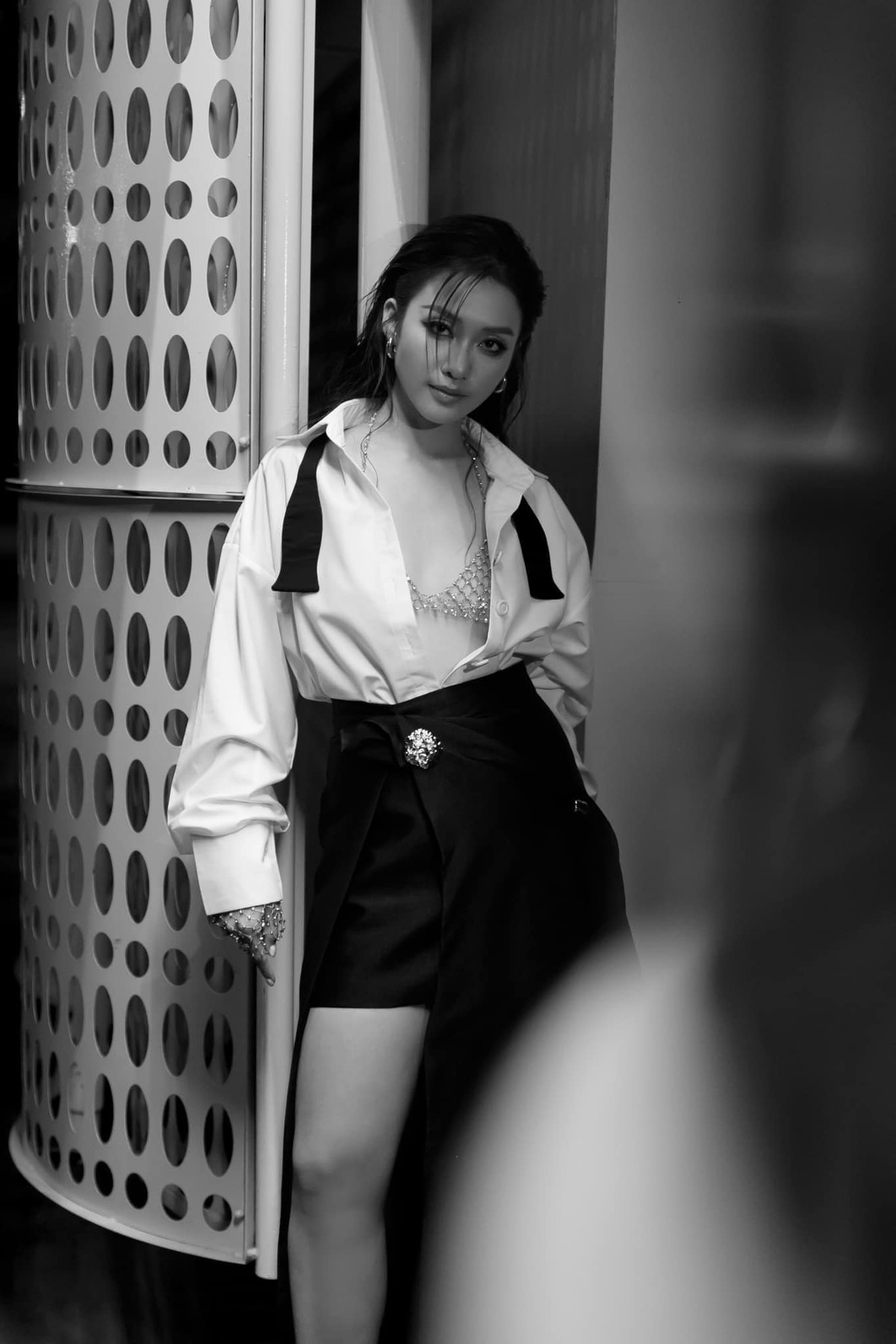 "Cảm ơn cuộc đời đã cho mình nhận ra nhiều điều sau những vết thương trong lòng. Cảm ơn mọi điều kể cả những tiêu cực và tích cực trong thời gian qua. Cảm ơn những yêu thương đã cho mình biết rằng mình "cần ở lại" phần đời tươi đẹp này", cuối cùng người đẹp cảm ơn vì mọi người vẫn yêu thương cô.