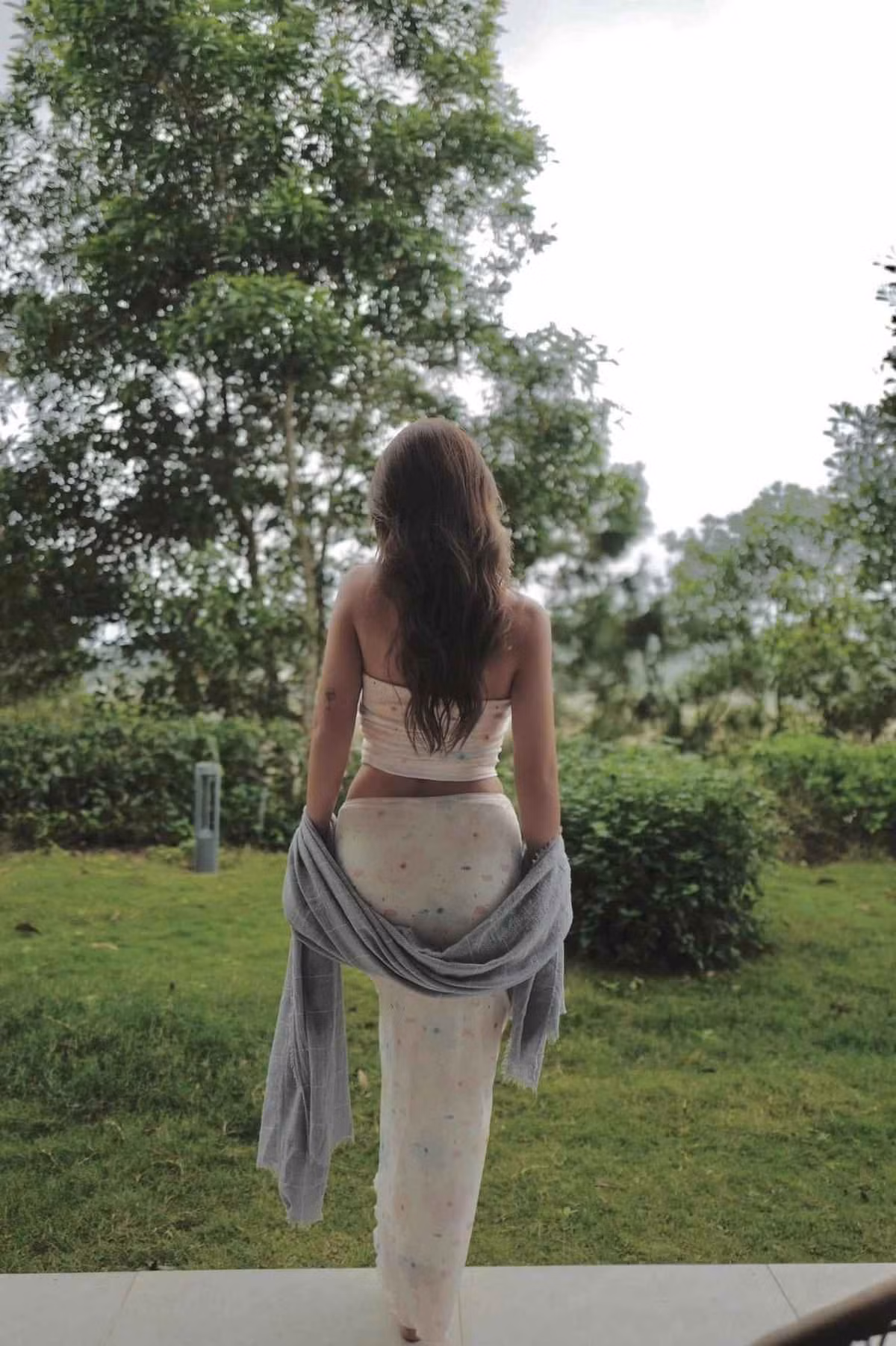 Khả Ngân chăm chỉ chưng diện gợi cảm hết nấc từ giữa năm 2024 cho đến nay. Mỗi khi đi dự sự kiện, nữ diễn viên không ngần ngại mặc những bộ váy khoét sâu, có phần cut-out đầy táo bạo.