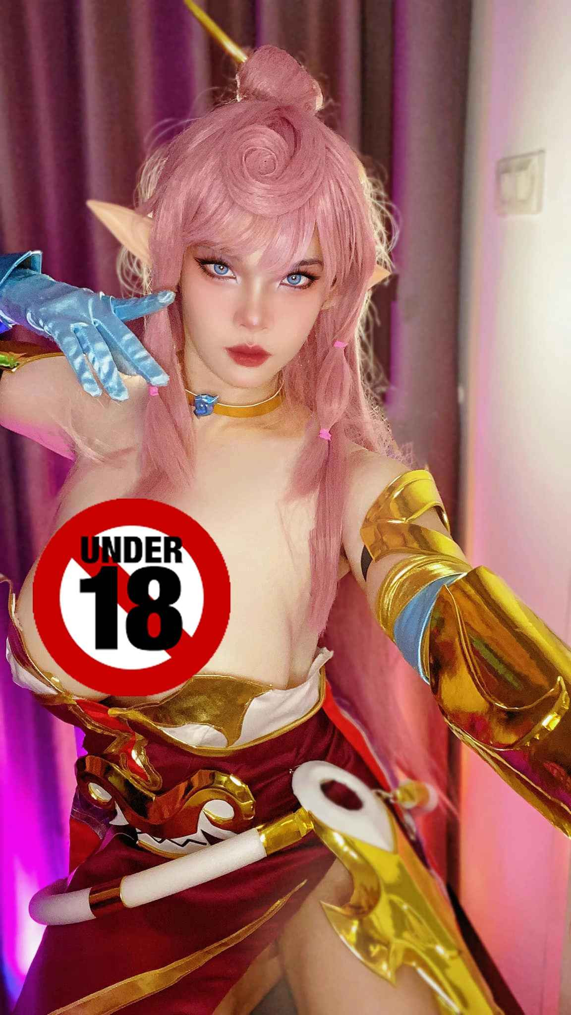 Bên cạnh gương mặt xinh đẹp, phục trang bắt mắt cùng bộ wig chuẩn chỉnh thì hot girl này không quên để hở gần như toàn bộ phần ngực trần.