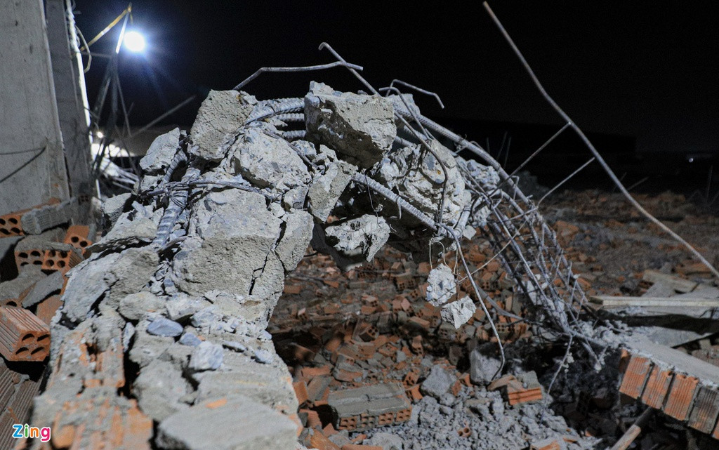 Theo cảnh sát, bức tường đang thi công cao khoảng 8 m, dài 109 m. Khi xảy ra sự cố có khoảng 50 công nhân đang làm việc tại công trình.