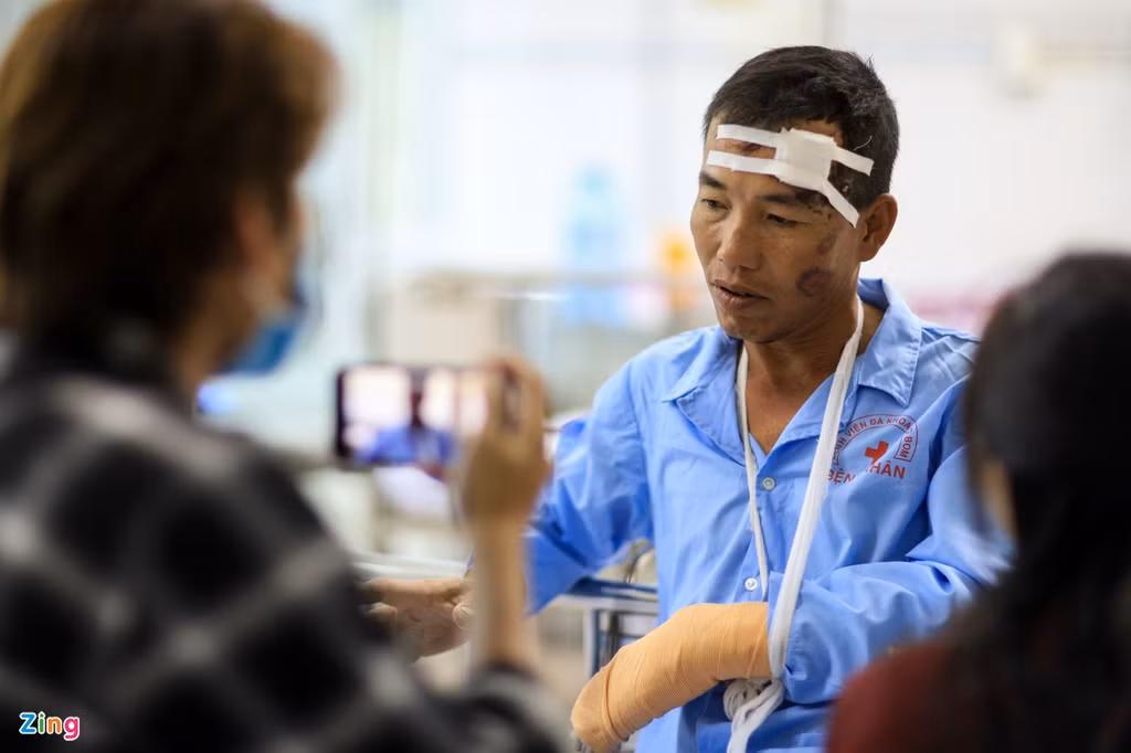 Ông Phạm Thanh Phú (44 tuổi), nạn nhân được cứu ra khỏi đống đổ nát, cho biết sau tiếng động mạnh, bức tường dài hơn 100 m đổ sập xuống khi người đàn ông này đứng trên giàn giáo để thi công bức tường.