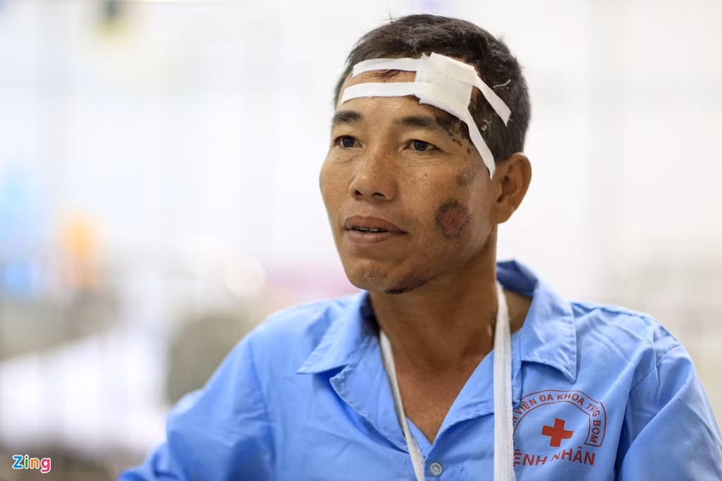 "Sau khi bức tường sập, tôi bị gạch đá và các tấm tôn phủ kín cả người và bất tỉnh. Khi tỉnh dậy, tôi không thể tin mình đã thoát chết", ông Phú nói.