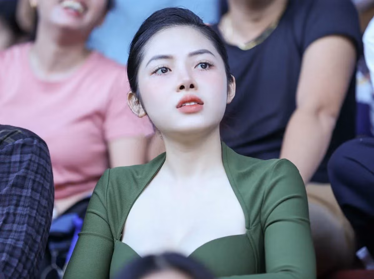 Phan Quế Chi (sinh năm 1996, ở TP.HCM) được nhiều người biết đến khi tham gia vào nhóm thiện nguyện "Mai táng 0 đồng" trong đợt dịch Covid 19 vào năm 2021. Cô là một tiếp viên hàng không, tiktoker và hot girl Sài thành nổi tiếng với lượng người theo dõi, tương tác "khủng" sau mỗi video, bài đăng.