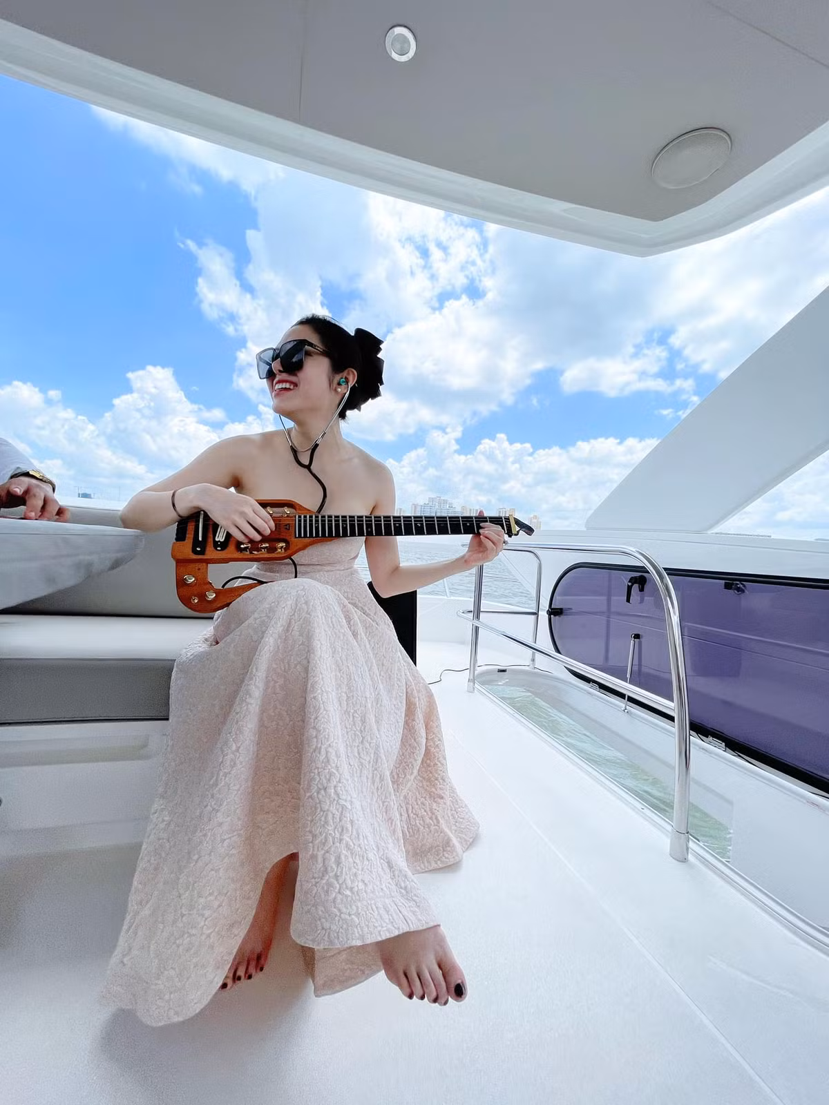 Theo đó nữ tiếp viên hàng không hot nhất Sài thành này viết: "Hiện tại có nhóm người đang lấy hình ảnh của em đi chạy quảng cáo bậy bạ mục đích lừa đảo. Mọi người cẩn thận đừng truy cập vào kẻo bị lừa vào mấy group MẤT TIỀN OAN nhé ạ".