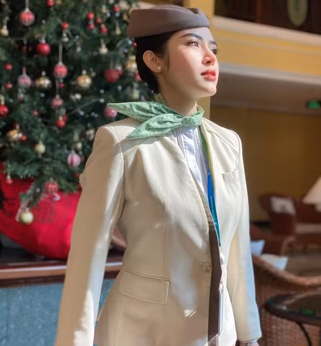 Thể hiện quan điểm mạnh mẽ, Phan Quế Chi đính chính: "Tên khai sinh em là Phan Quế Chi chứ không có Tuyết Nhi Xuyến Chi Cỏ ngựa nào ở đây đâu nha. Nhìn mặt tôi giống "teen gơ" (cô gái trẻ tuổi thiếu niên - pv) mới nhú lắm hay gì mà gán cho năm sinh 2k1 vậy?".