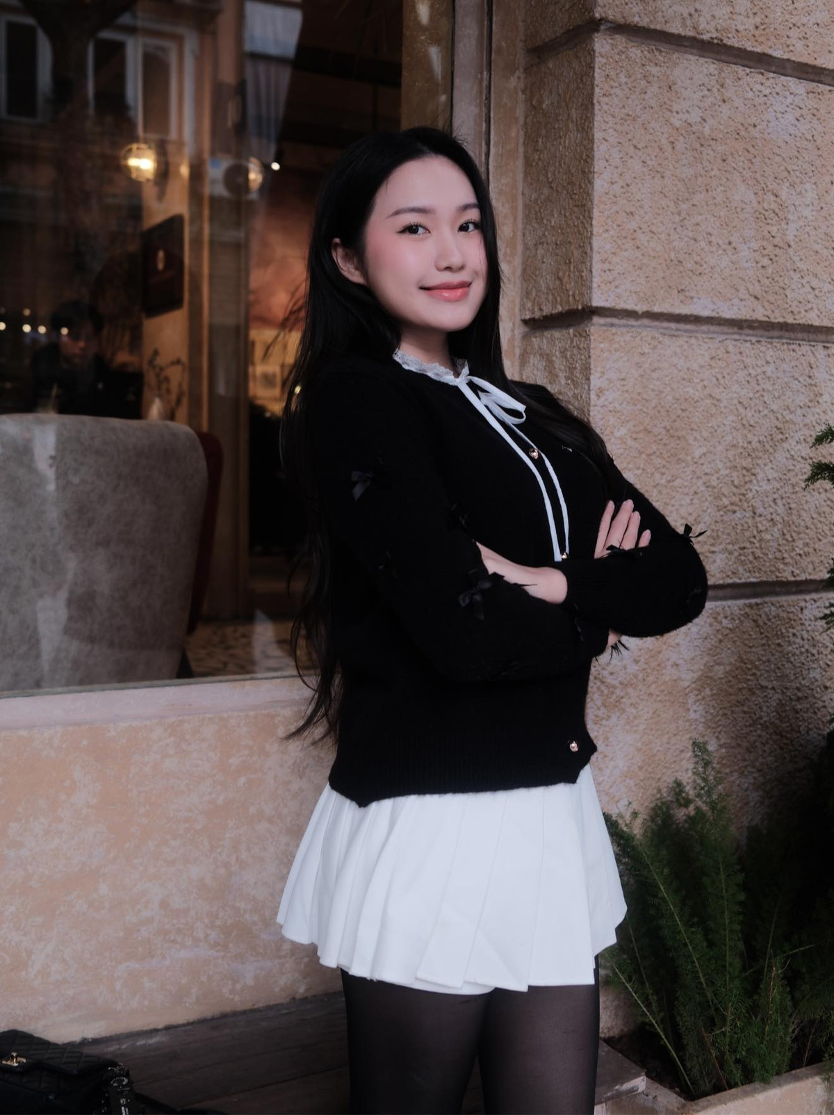 Bên dưới bài đăng của Hải My cũng có hàng nghìn bình luận trái nhiều, có tích cực và có cả tiêu cực nhận xét về phong cách của cô nàng. Thế nhưng, giữa ồn ào trên mạng vợ Đoàn Văn Hậu luôn chọn cách im lặng với tất cả.