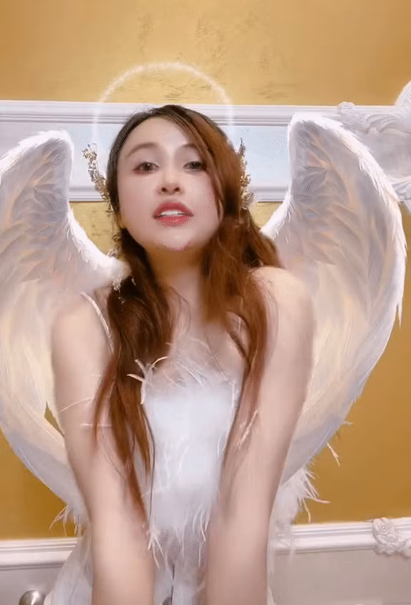 Mới đây, đoạn clip ghi lại cảnh vợ 2 Minh Nhựa trình bày bài Thiên Đàng của 2 người bạn khá thân thiết với chồng là Wowy và JoliPoli.