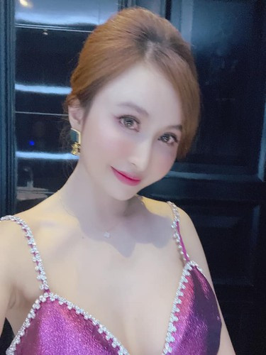 Là vợ của tay chơi xe khét tiếng tại Việt Nam, Mina cũng có những thú vui xa xỉ như những chiếc đồng hồ, túi xách lên tới vài chục ngàn đến vài trăm ngàn USD.