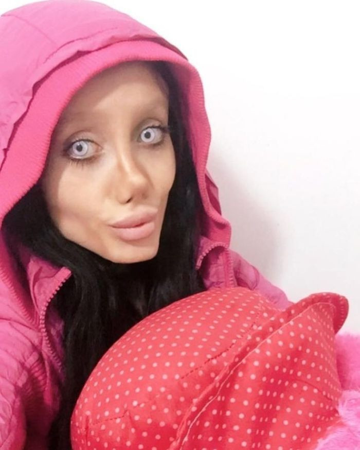 Gương mặt của Sahar Tabar khiến mọi người liên tưởng đến ngôi sao Hollywood Angelina Jolie nhưng trong một phiên bản “kinh dị”.