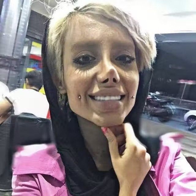 Tabar bộc bạch: “Tôi muốn nổi tiếng từ khi còn nhỏ, tôi nghĩ rằng làm những chuyện đó dễ dàng hơn nhiều so với việc trở thành một diễn viên. Mẹ tôi đã bảo tôi dừng lại nhưng tôi không nghe. Đôi khi lời nói của một người lạ hoặc một người bạn có thể quan trọng hơn lời nói của cha mẹ”.