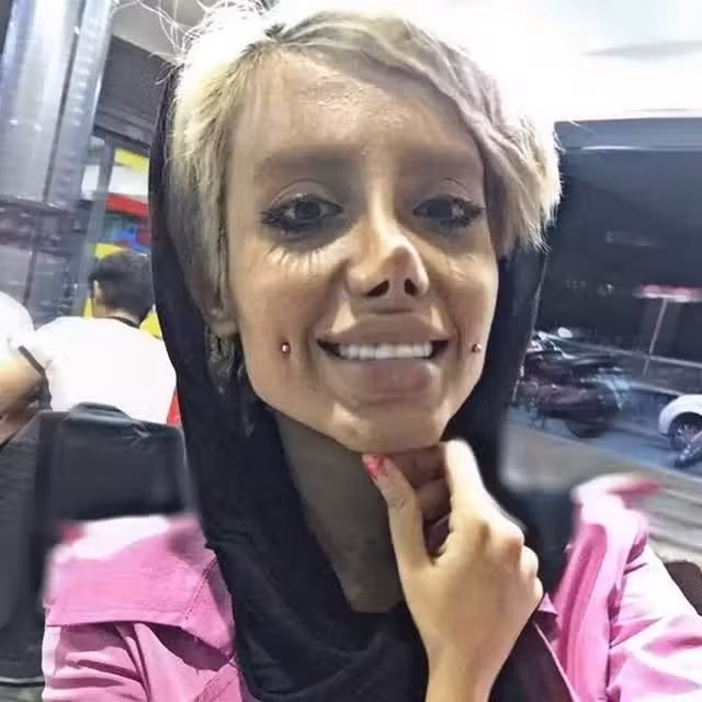 Tabar bộc bạch: “Tôi muốn nổi tiếng từ khi còn nhỏ, tôi nghĩ rằng làm những chuyện đó dễ dàng hơn nhiều so với việc trở thành một diễn viên. Mẹ tôi đã bảo tôi dừng lại nhưng tôi không nghe. Đôi khi lời nói của một người lạ hoặc một người bạn có thể quan trọng hơn lời nói của cha mẹ”.