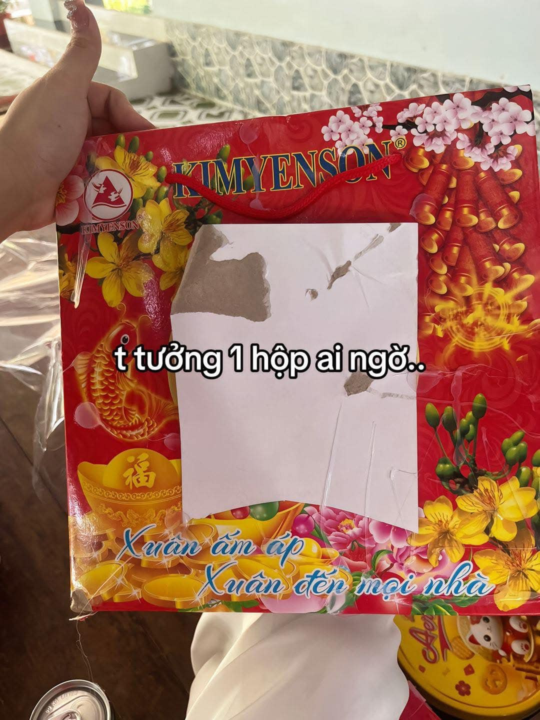 Một hộp yến xào bị bịt kín khung nilong.