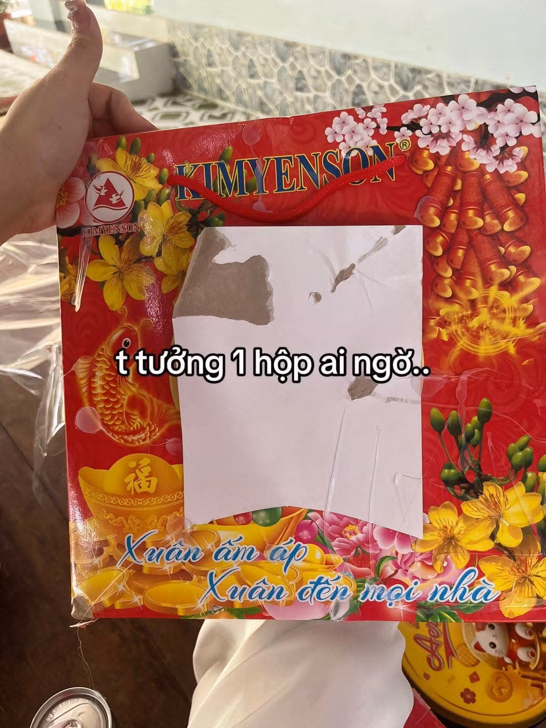 Một hộp yến xào bị bịt kín khung nilong.