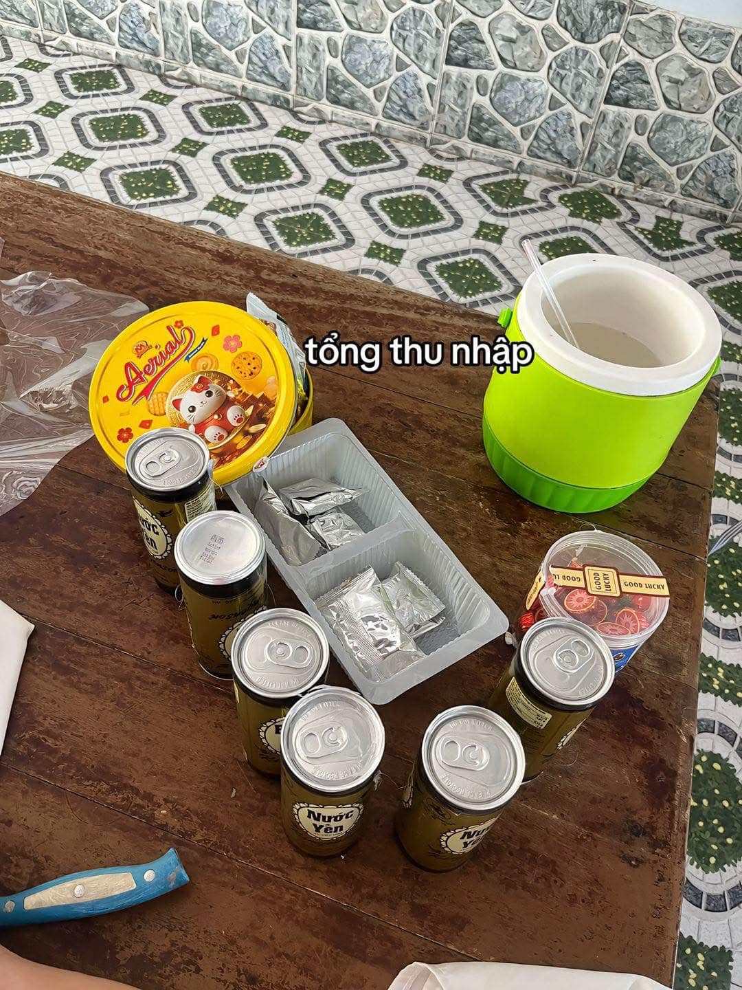 Cuối cùng, tổng thu nhập của cả hộp quà giá gần triệu đồng chỉ vỏn vẹn 5 lon nước yến, 1 bịch bánh không giống quảng cáo và 1 hộp bánh quy tên lạ.