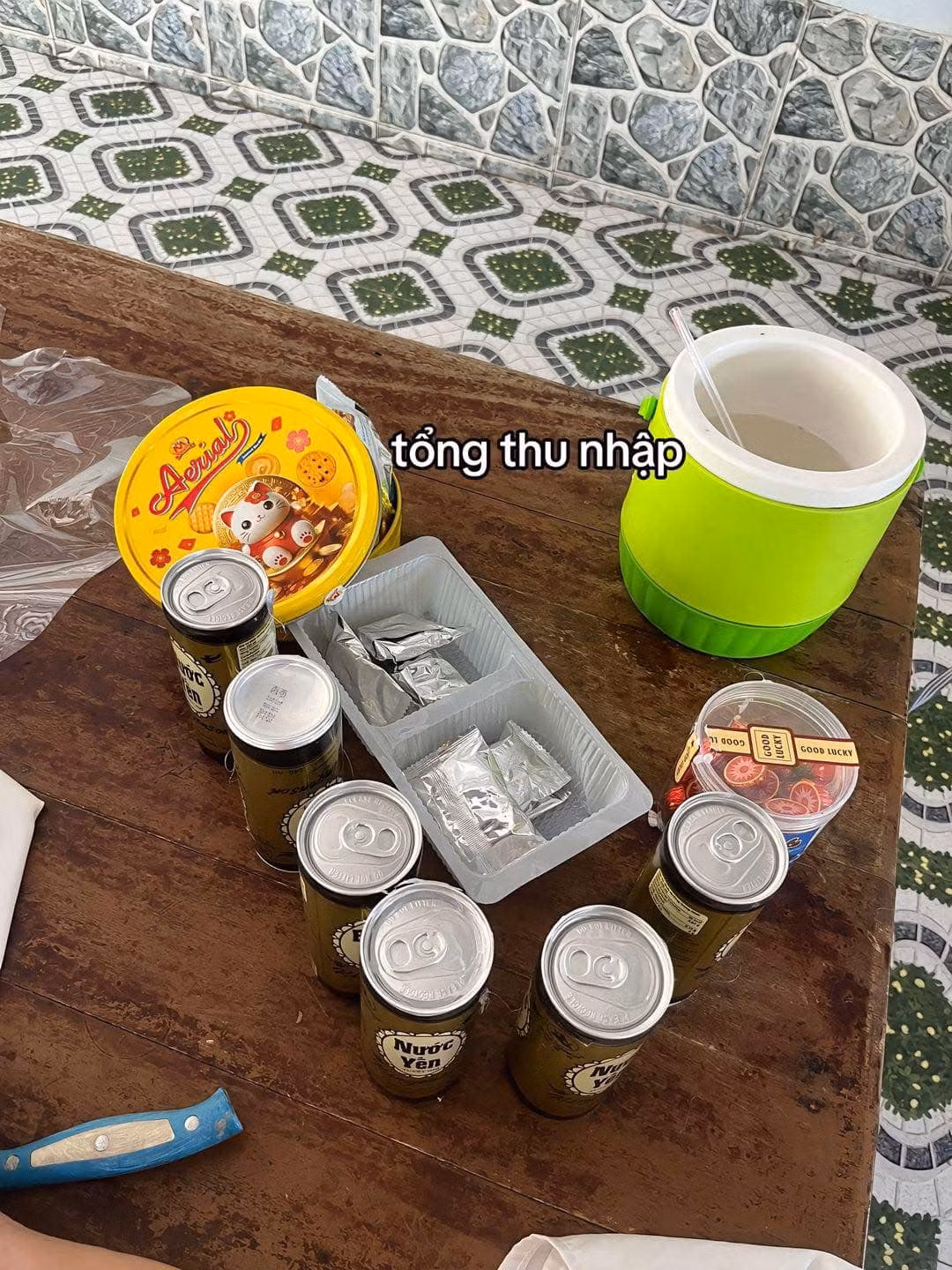 Cuối cùng, tổng thu nhập của cả hộp quà giá gần triệu đồng chỉ vỏn vẹn 5 lon nước yến, 1 bịch bánh không giống quảng cáo và 1 hộp bánh quy tên lạ.