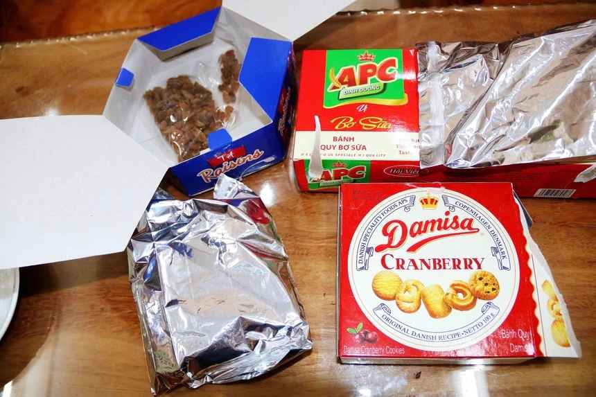 2 hộp bánh giả và bịch nho khô đã mốc đen còn lại trong nhà Như Ý.