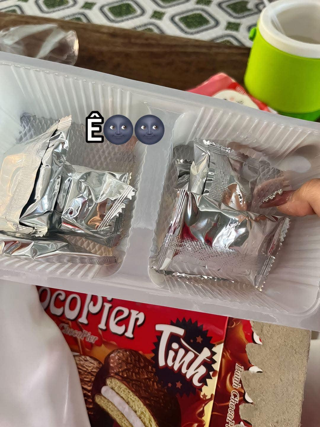 Mở ra bên trong không phải những chiếc bánh như trong hình mà lại giống bánh quy khô.