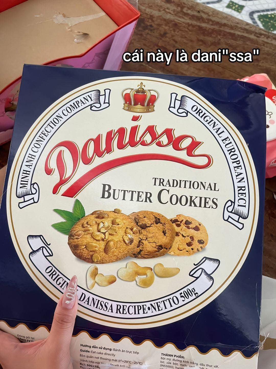 Người này cho biết cô không dám động vào mớ bánh kẹo vừa khui mà đem vứt toàn bộ. Bên cạnh đó, cô e ngại chất lượng không được đảm bảo của sản phẩm sẽ ảnh hưởng sức khỏe của gia đình.