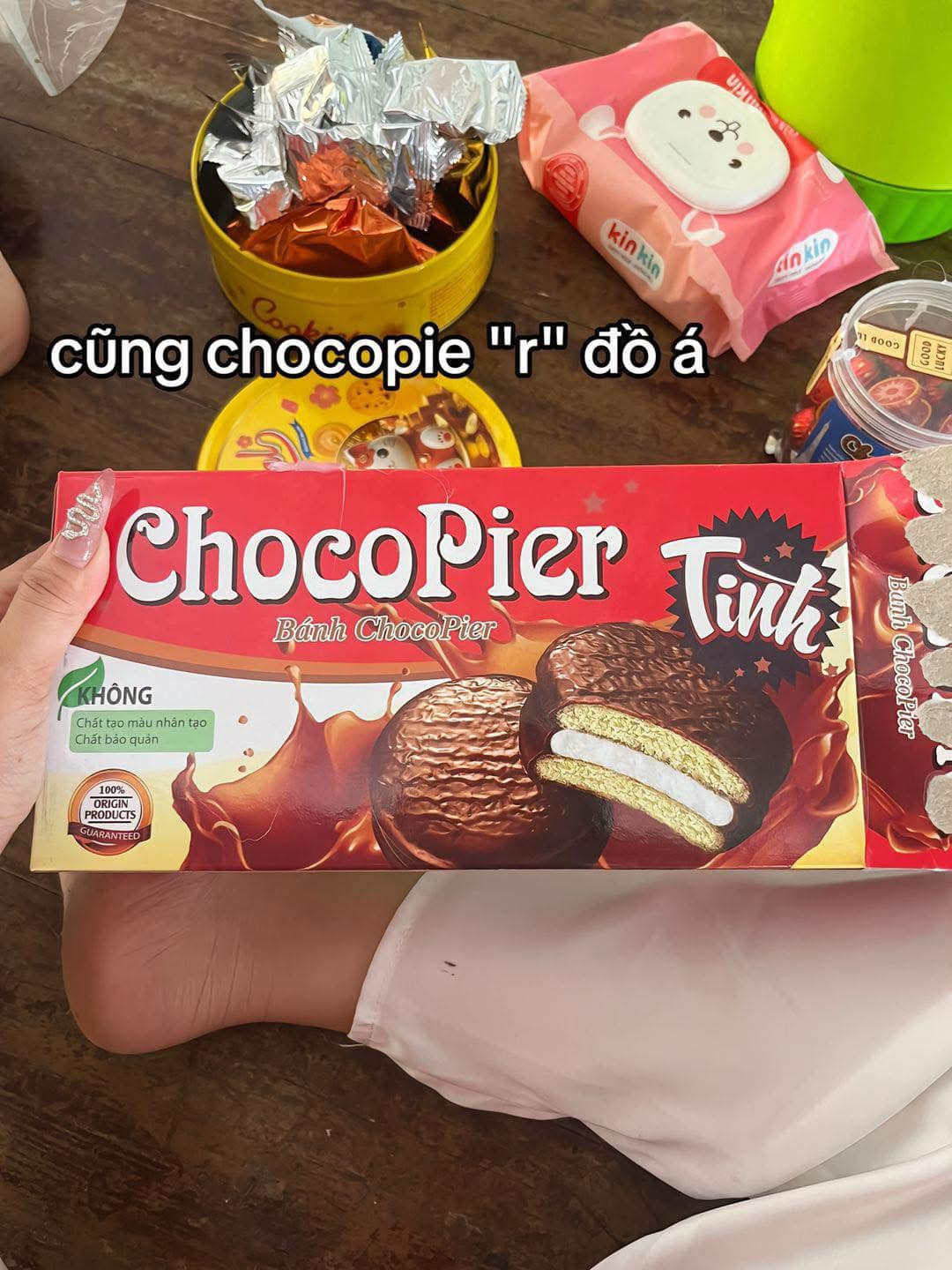 Nếu không nhìn kĩ rõ ràng hộp bánh trong giỏ quà Tết này thừa hẳn 1 chữ "r".