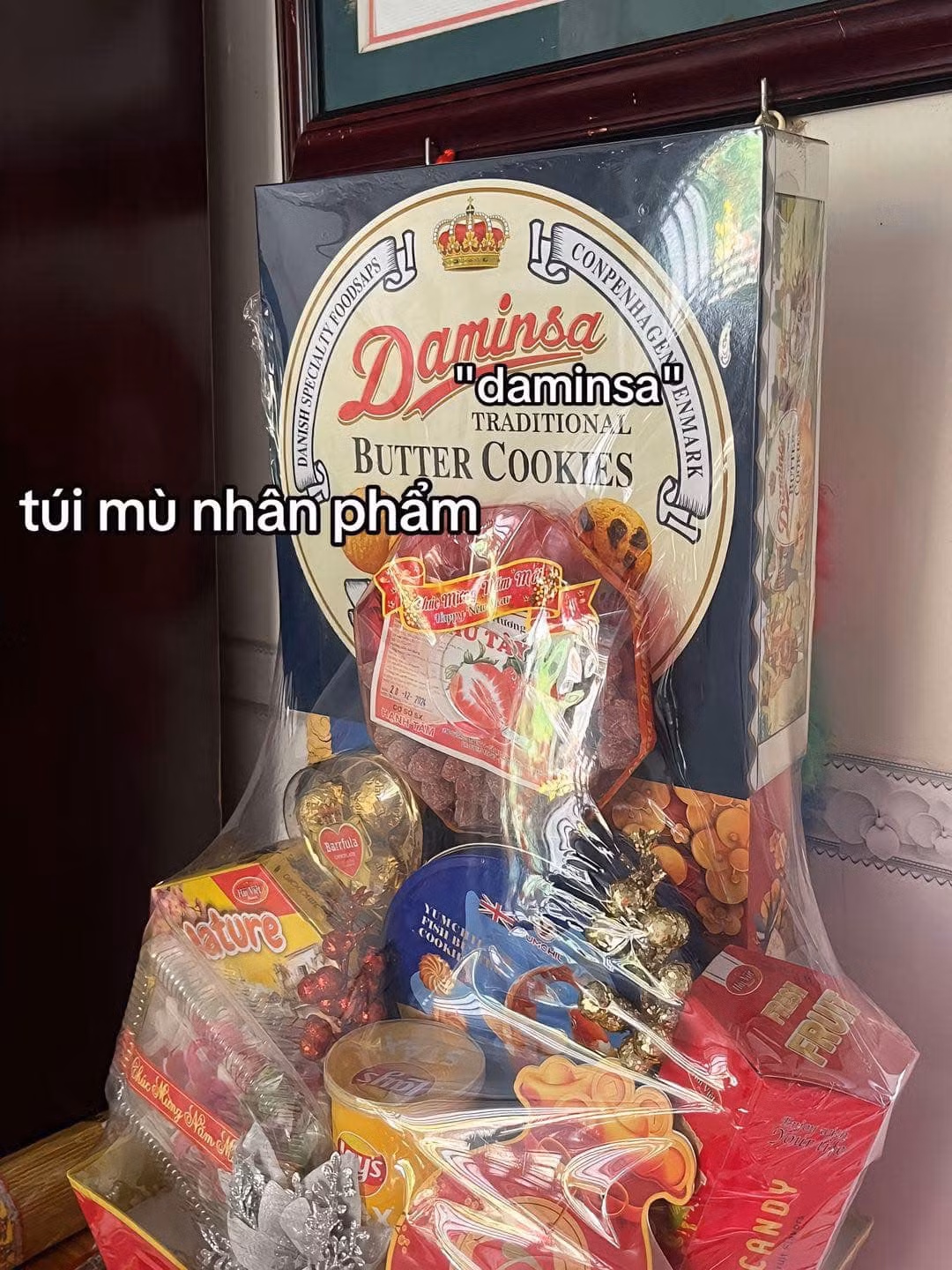 Mở phần quà Tết trị giá gần triệu đồng được bản thân mua về chúc Tết gia đình, nhiều người bất ngờ phát hiện bên trong toàn đồ giả.