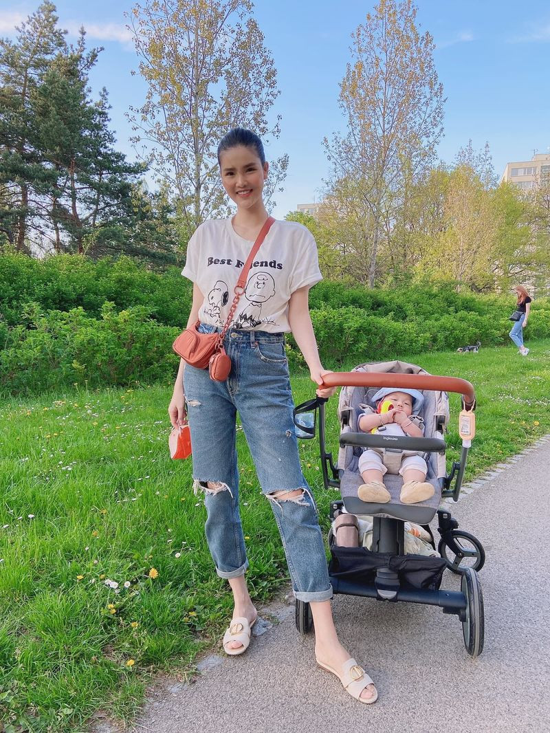 Trước đó, nhiều người từng nhiều lần trầm trồ khi Kỳ Hân khoe được mẹ chồng cưng chiều hết mực. Cụ thể, thời điểm sinh con thứ 2, Mạc Hồng Quân thì phải thi đấu thường xuyên, cựu người đẹp đã cùng con trai lớn sang Cộng hòa Séc và ở cùng bố mẹ chồng suốt thời gian chờ sinh.