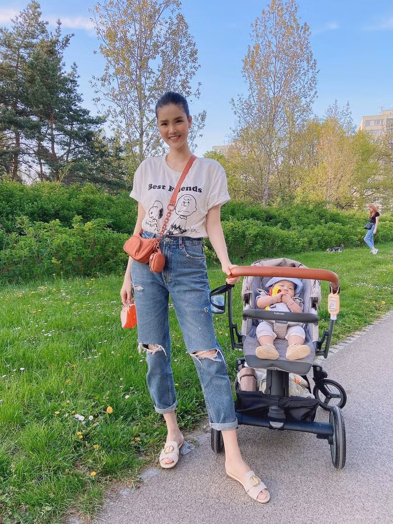 Trước đó, nhiều người từng nhiều lần trầm trồ khi Kỳ Hân khoe được mẹ chồng cưng chiều hết mực. Cụ thể, thời điểm sinh con thứ 2, Mạc Hồng Quân thì phải thi đấu thường xuyên, cựu người đẹp đã cùng con trai lớn sang Cộng hòa Séc và ở cùng bố mẹ chồng suốt thời gian chờ sinh.