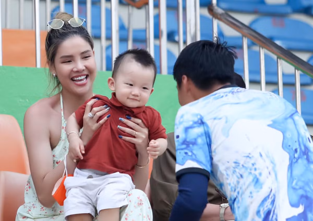 Được mẹ chồng yêu quý như vậy cũng dễ hiểu bởi Kỳ Hân luôn thể hiện là một người phụ nữ đảm đang, khéo léo. Chồng thường xuyên thi đấu xa, cô phải một mình chăm 2 con và quản lý bán hàng. Chịu nhiều thiệt thòi nên nam cầu thủ cũng cực kỳ cưng chiều và luôn dành những điều tốt đẹp cho vợ con.