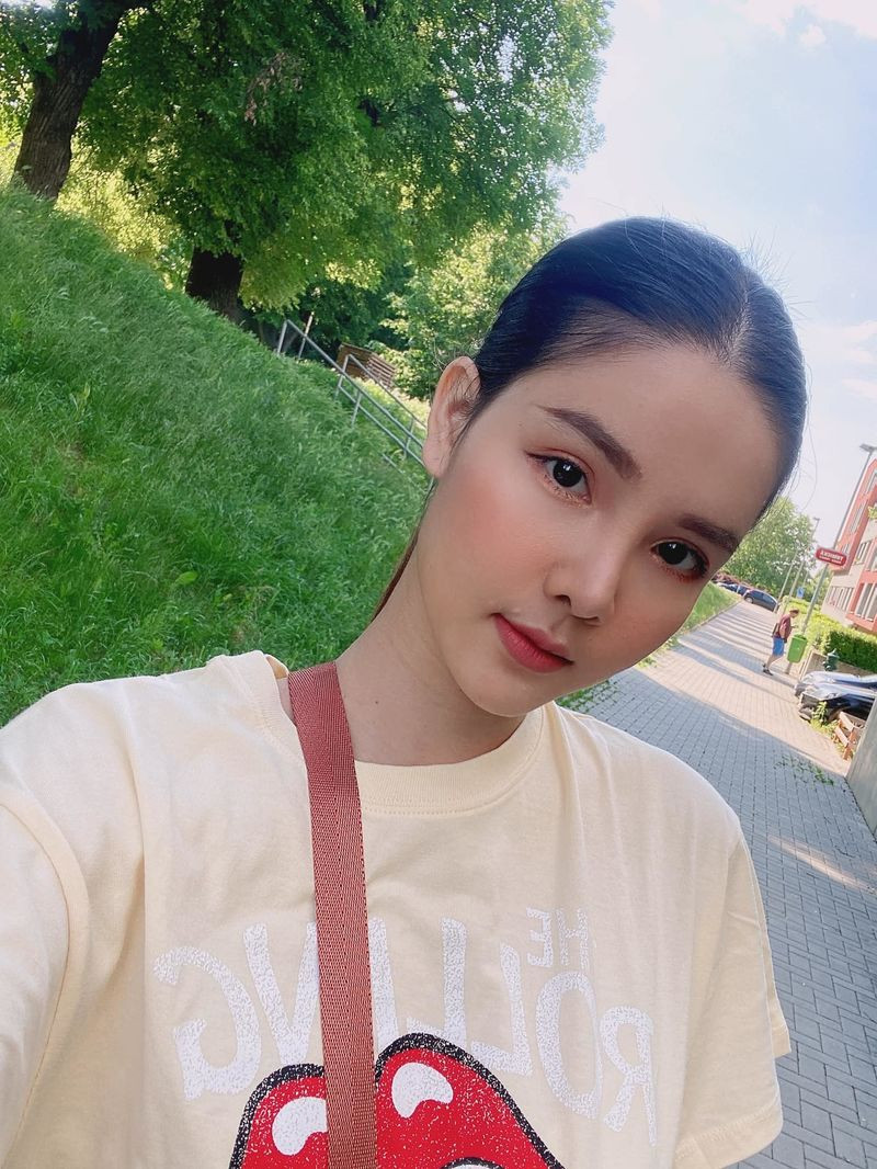 Nhà chồng cũng đã động viên và chăm sóc 3 mẹ con Kỳ Hân tận tình. Bà xã của nam tiền vệ đào hoa một thời cũng tập tành làm vlog để chia sẻ thêm cuộc sống nơi xứ người. Mãi đến khi hai con đã cứng cáp, nữ siêu mẫu mời về nước đề đoàn tụ cùng chồng.