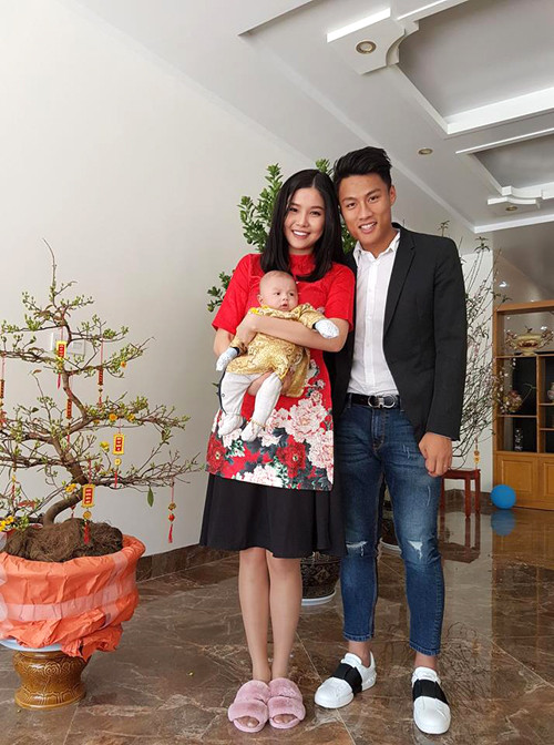 Không chỉ được mẹ chồng yêu quý, Kỳ Hân còn đang có cuộc sống sung túc, viên mãn bên chồng và 2 nhóc tì đáng yêu. Vợ chồng cựu người mẫu khiến dân tình ngưỡng mộ khi sở hữu khối tài sản khủng từ xe hơi đắt tiền và biệt thự tiền tỉ.