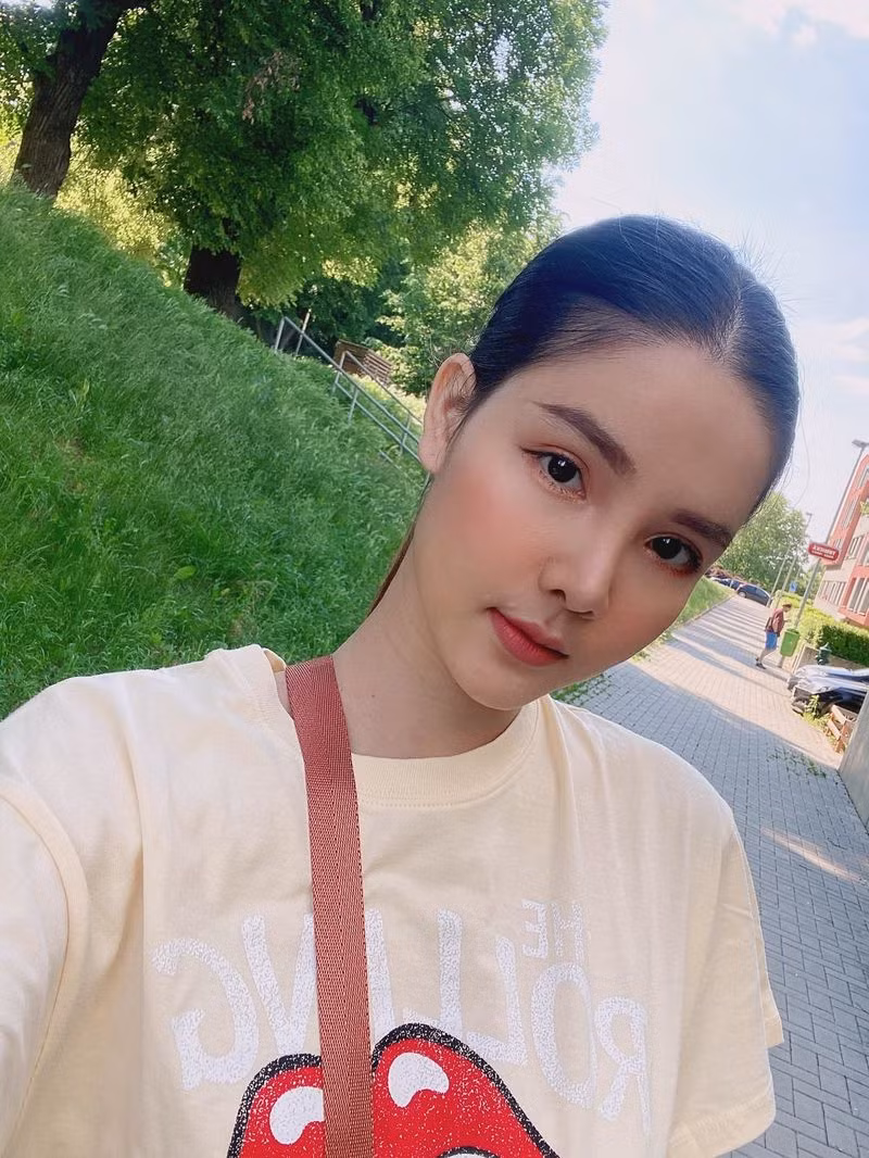 Nhà chồng cũng đã động viên và chăm sóc 3 mẹ con Kỳ Hân tận tình. Bà xã của nam tiền vệ đào hoa một thời cũng tập tành làm vlog để chia sẻ thêm cuộc sống nơi xứ người. Mãi đến khi hai con đã cứng cáp, nữ siêu mẫu mời về nước đề đoàn tụ cùng chồng.