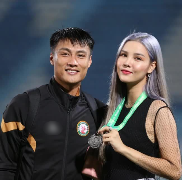 Trước khi đi đến hôn nhân với Kỳ Hân, Mạc Hồng Quân đã vướng lùm xùm tình ái khi bị tố bỏ rơi bạn gái cũ đang mang thai. Ồn ào này khiến anh bị chỉ trích nặng nề, thậm chí mẹ nam cầu thủ đã không có mặt trong ngày vui của cặp đôi làm rộ lên nghi vấn bà phản đối cuộc hôn nhân này.