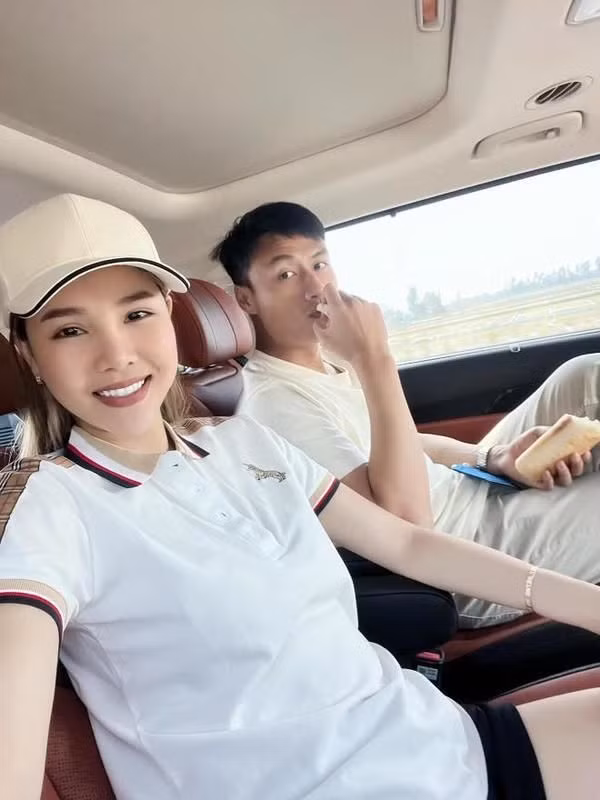 Kỳ Hân từng nói về mối quan hệ mẹ chồng - nàng dâu: "Mối quan hệ của tôi và mẹ chồng rất gần gũi. Ngày nào mẹ cũng facetime với tôi. Tôi thấy mẹ chồng là người tốt bụng và giỏi giang. Hầu như mọi việc trong nhà, từ kinh doanh đến chăm con cái, cái gì cũng giỏi...