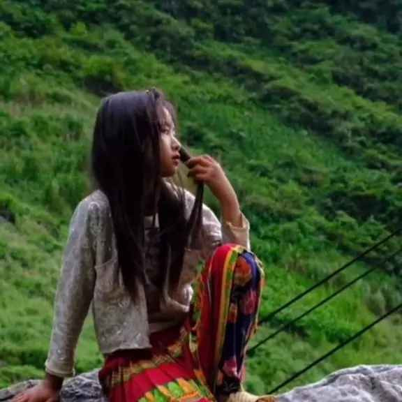 Sau đó, Dua khoe đã mang 50 triệu đồng tiền mặt về để đưa bố mẹ đi mua xe máy, vàng và điện thoại,...