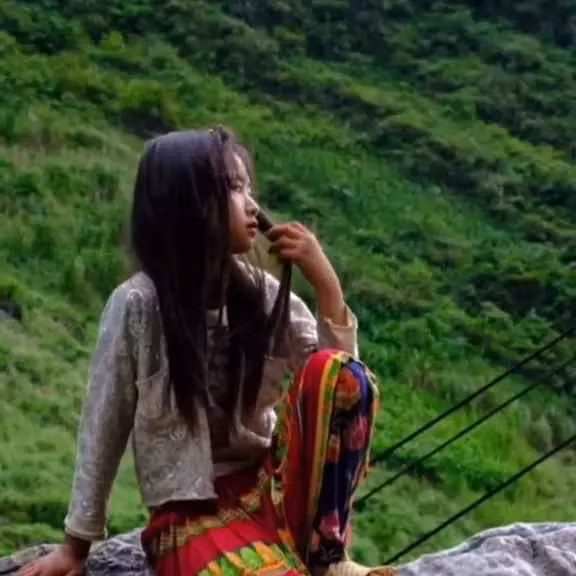 Sau đó, Dua khoe đã mang 50 triệu đồng tiền mặt về để đưa bố mẹ đi mua xe máy, vàng và điện thoại,...