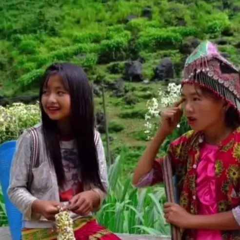 Để có tiền trang trải cuộc sống, cô gái dân tộc đứng bán hoa ven ở dốc Thẩm Mã và thỉnh thoảng chụp hình cùng du khách.