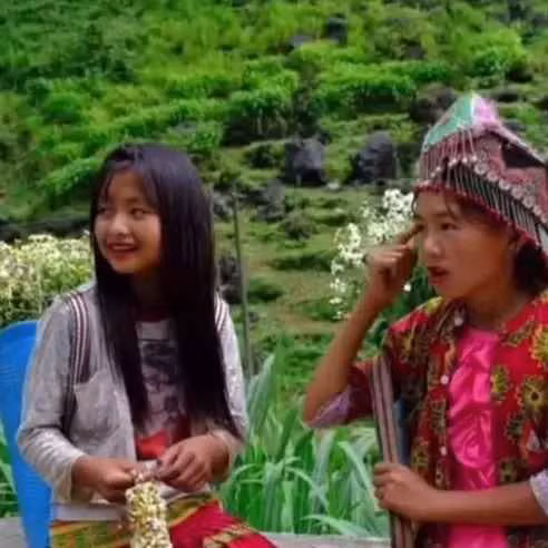 Để có tiền trang trải cuộc sống, cô gái dân tộc đứng bán hoa ven ở dốc Thẩm Mã và thỉnh thoảng chụp hình cùng du khách.