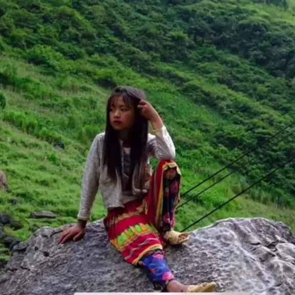 Chính nụ cười tươi tắn cùng vẻ đẹp giản dị của Dua đã khiến nhiều người tan chảy mỗi khi đặt chân đến mảnh đất này.