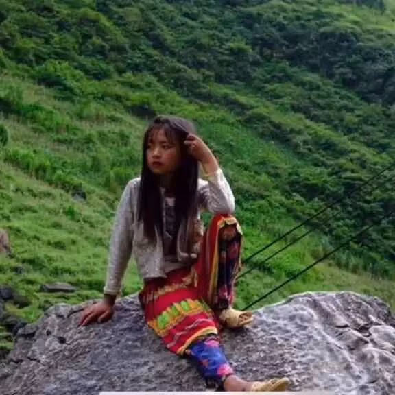 Chính nụ cười tươi tắn cùng vẻ đẹp giản dị của Dua đã khiến nhiều người tan chảy mỗi khi đặt chân đến mảnh đất này.