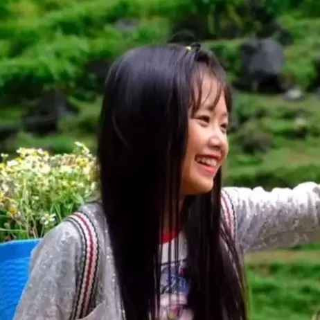 Được nhiều người biết đến, cuộc sống của Dua đã vơi bớt khó khăn. Gần đây, em đã xuống Hà Nội, làm mẫu độc quyền cho một cơ sở.