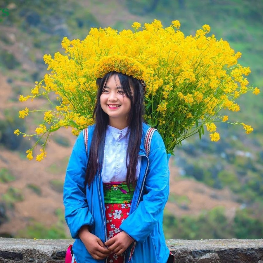 Nhận được quà từ con gái, bố mẹ của Dua không kìm nén được cảm xúc. Họ hy vọng con gái sẽ học hành thành tài, để sau này không vất vả như mình.