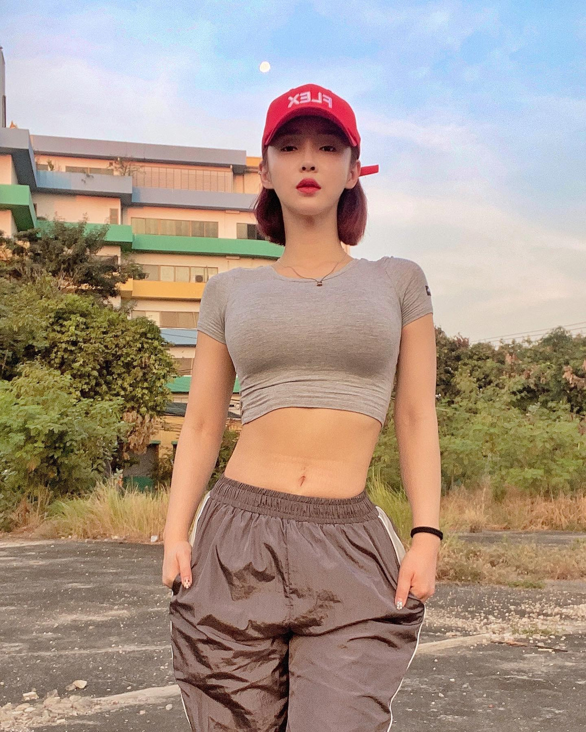 Jina từng chia sẻ, côvẫn thoải mái ăn pizza phô mai hay các món nhiều calo khác. Nhưng bù lại, gái xinh này chăm chỉ lui tới phòng gym để rèn luyện hình thể kết hợp với việc tập vũ đạo.