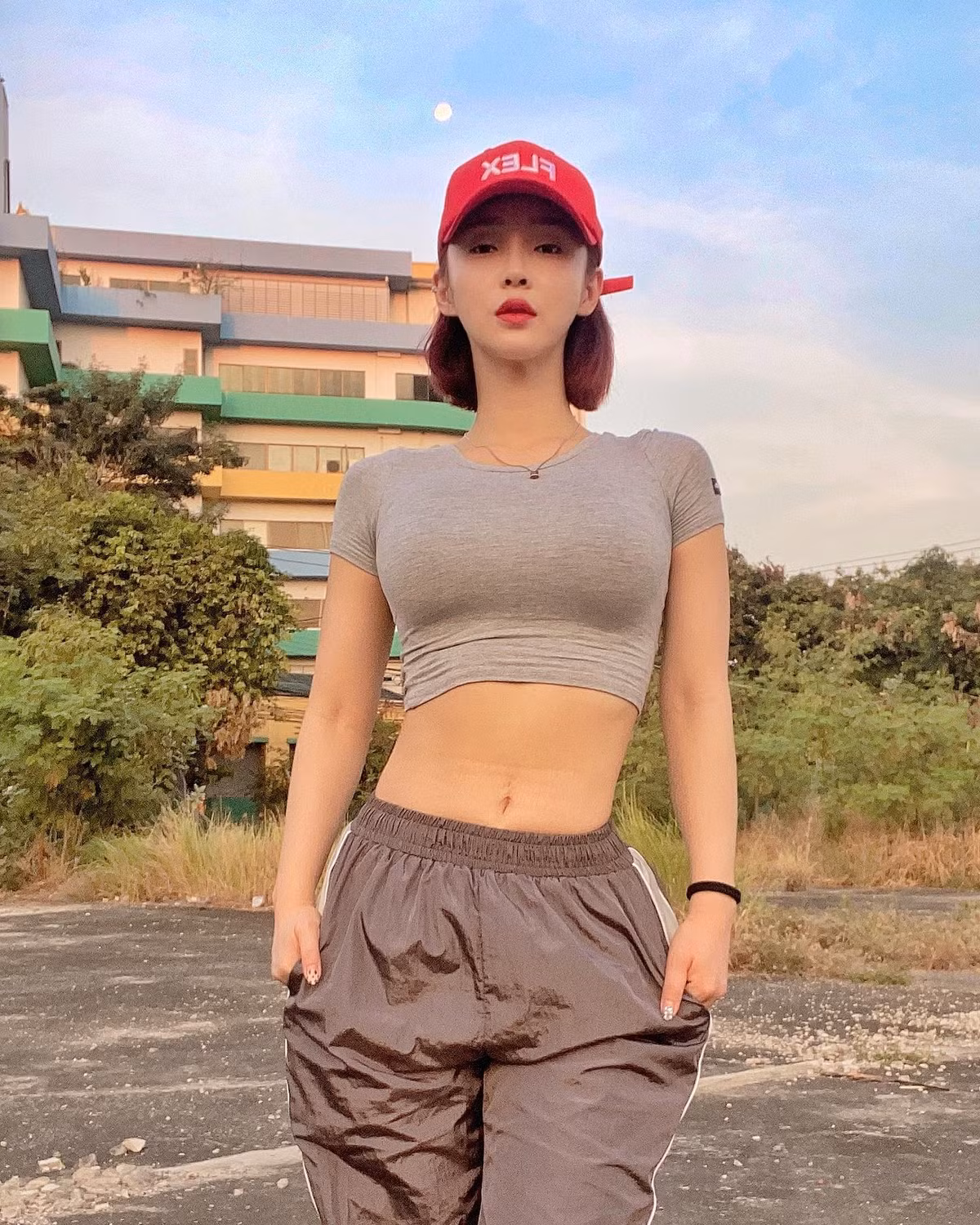 Jina từng chia sẻ, côvẫn thoải mái ăn pizza phô mai hay các món nhiều calo khác. Nhưng bù lại, gái xinh này chăm chỉ lui tới phòng gym để rèn luyện hình thể kết hợp với việc tập vũ đạo.