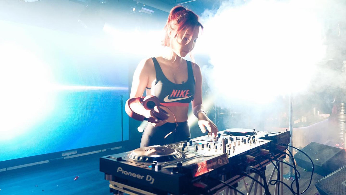 Không chỉ xinh đẹp, Jina còn nói thành thạo tiếng Anh và một chút tiếng Trung.